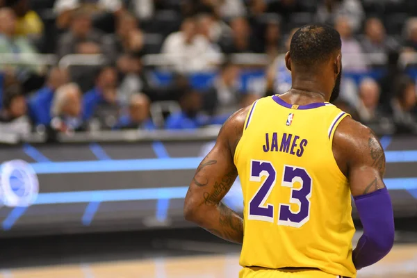 拓记：克林根争抢篮板后一瘸一拐走向替补席，赛前左小腿就有挫伤