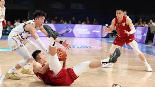 这大坏蛋！海港队庆祝夺冠时，蒋光太扒掉了古斯塔沃的裤子